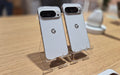 Google Pixel 10 coloris Porcelain — vue arrière